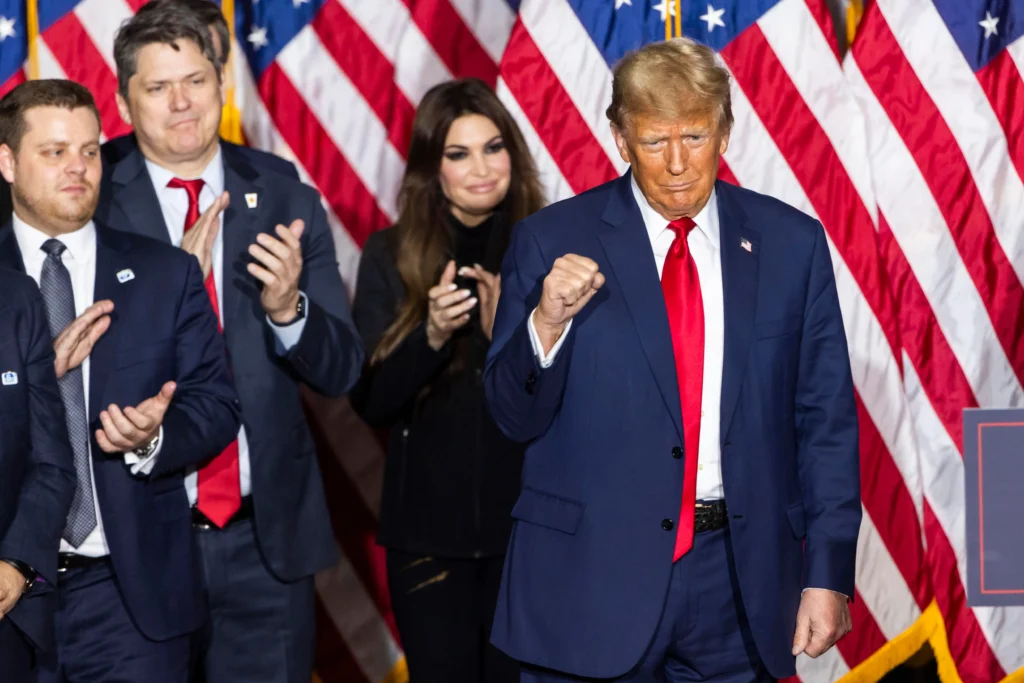 El presidente de Estados Unidos, Donald Trump, celebra en una imagen de archivo. (EFE)